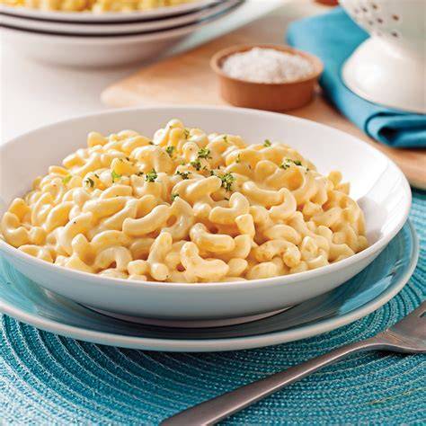 divers ingrédients et étapes du macaroni au fromage