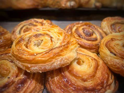 Brioches cannelle escargots sortant du four