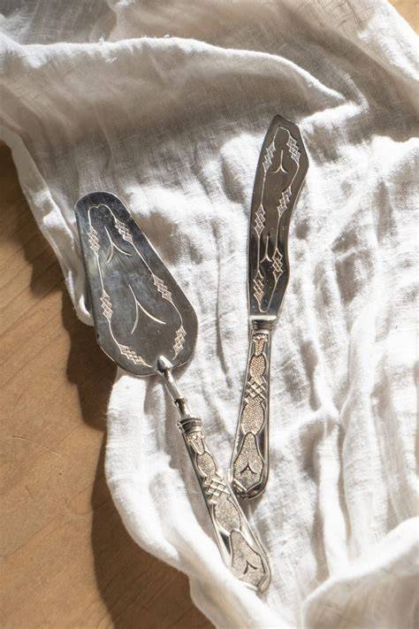 couteau et pelle à gâteau gravés (origine et design)