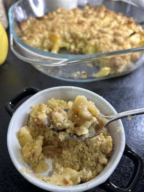 fruit et cuisson crumble (pommes et crumble en coupe)