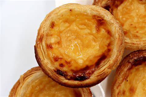 Gros plan sur plaques à tartelettes et empreintes